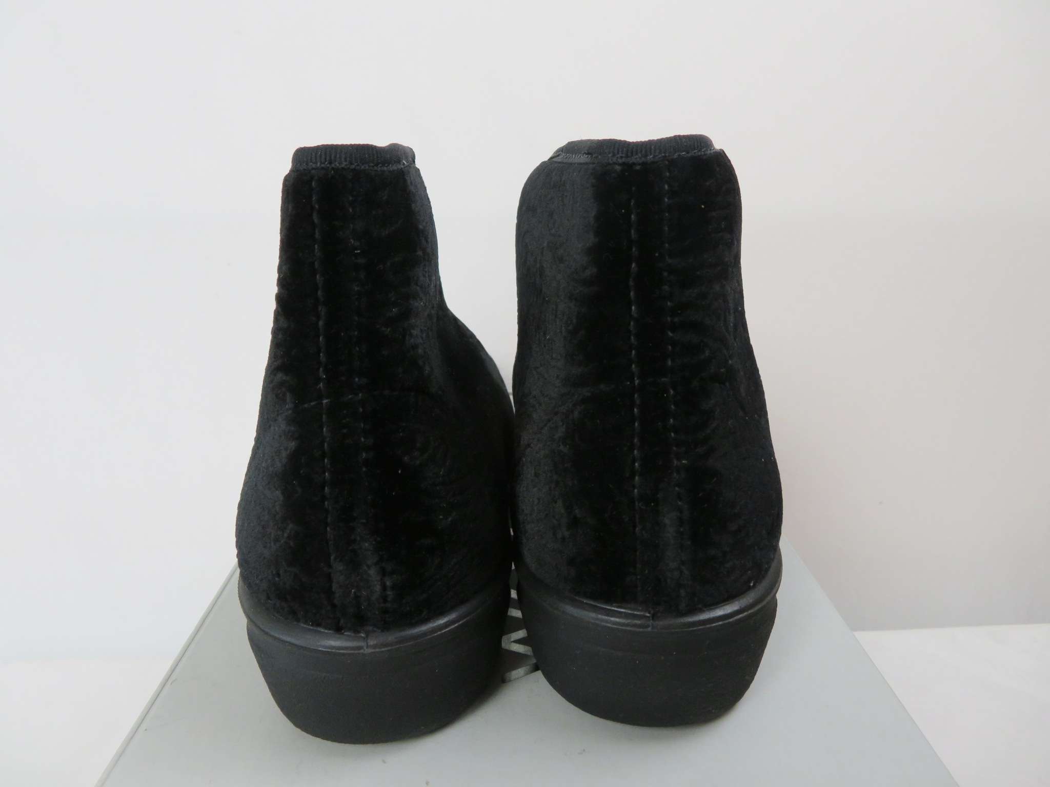 Sapatos pretos ROMIKA conforto em veludo, toque suave