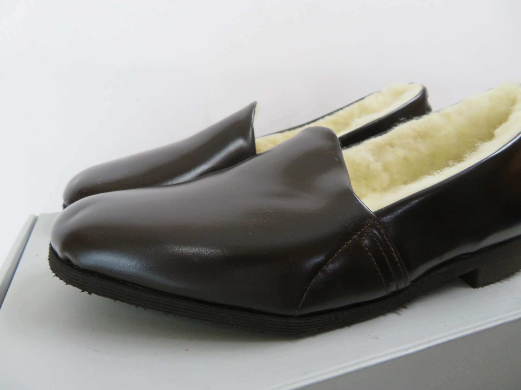 Czarne damskie buty zimowe z miękką podszewką na spacery.