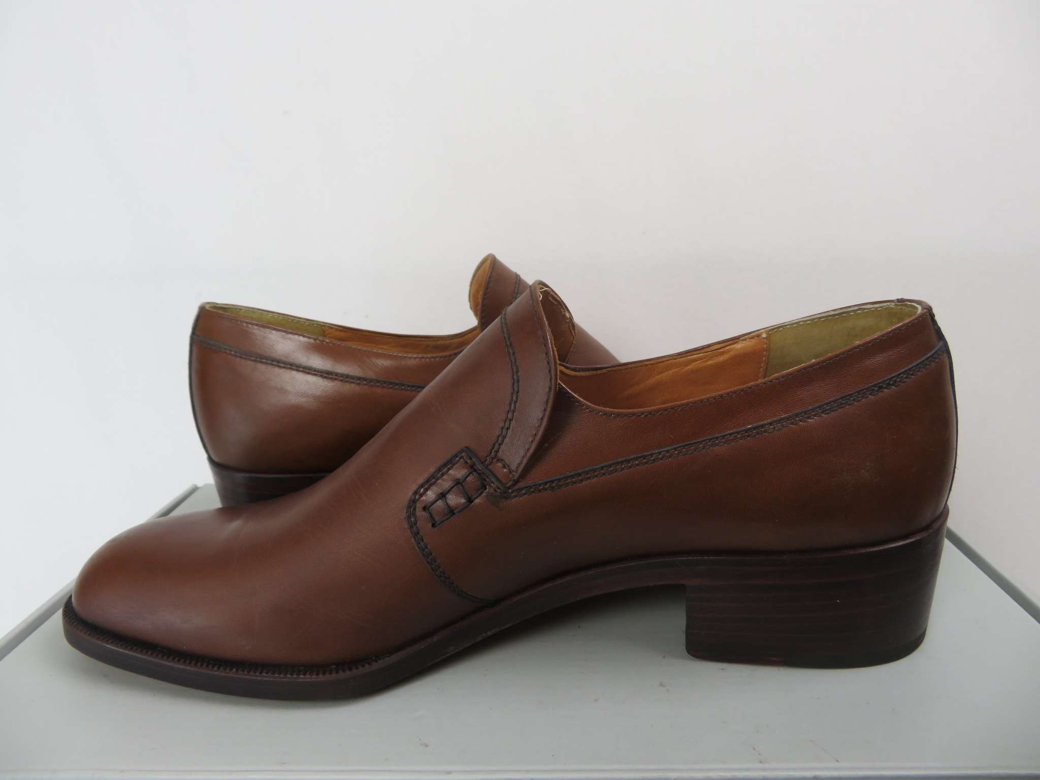 Sapatos femininos Framed em couro marrom com acabamento premium